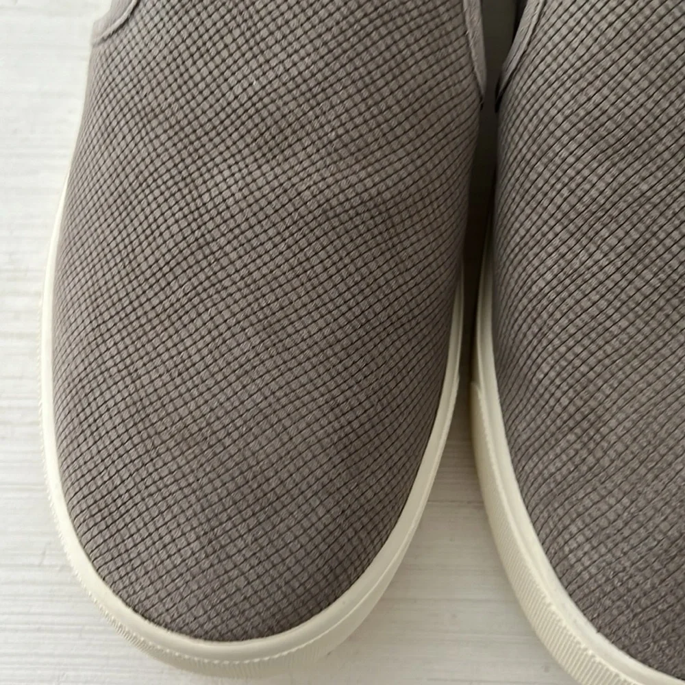 VINCE women’s slip-on sneakers
